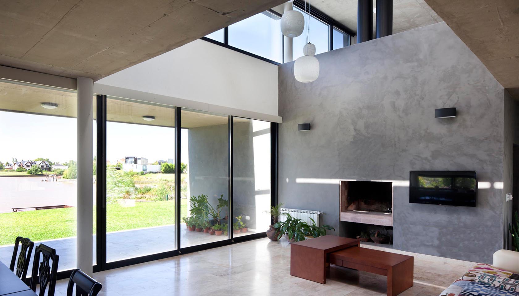 interiores modernos, casas con vista al lago, diseño de interiores minimalistas, grandes aberturas