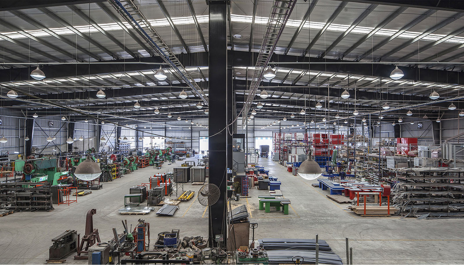 foto vista interior espacio de producción de fábrica, iluminación, arquitectura en acero, grandes luces